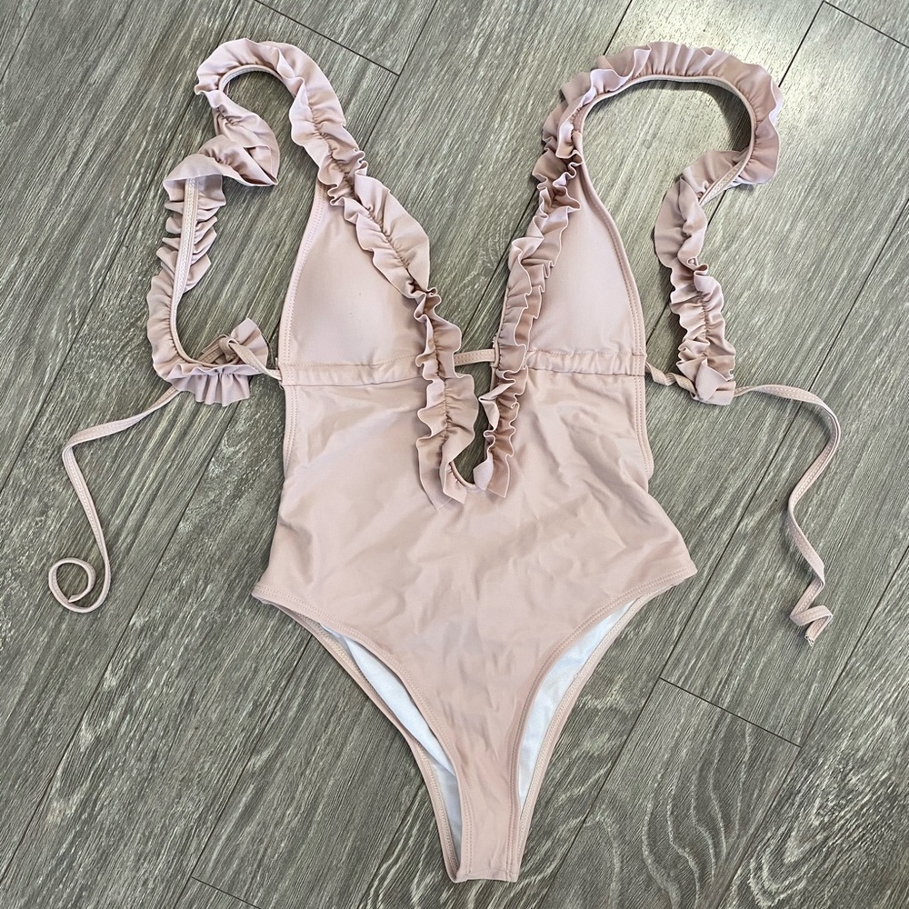 Super cute swimsuit!